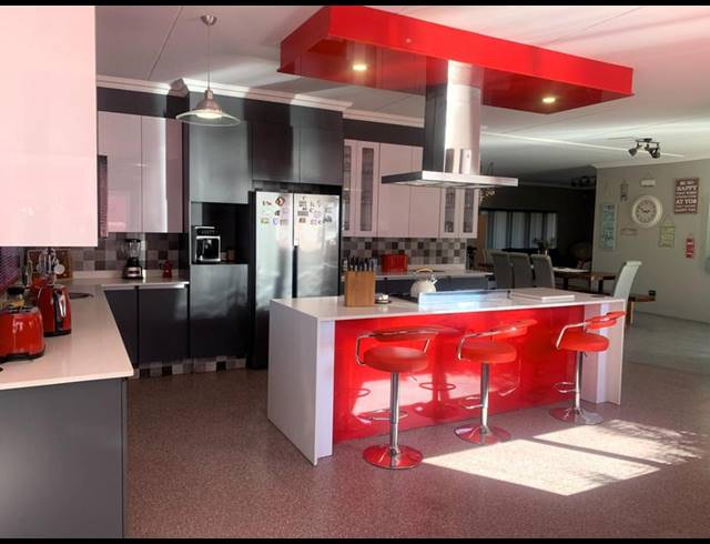 6 BEDROOM HOUSE FOR SALE IN SUNWARD PARK